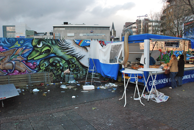 804700 Afbeelding van een viskraam op de markt op het Vredenburg te Utrecht, ter hoogte van de bouwschutting rond de ...